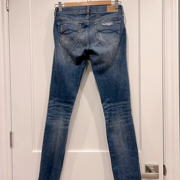 Low rise, Abercrombie distressed jeans - Picture 6 of 8